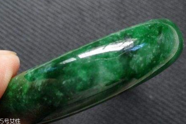 花青翡翠值錢(qián)嗎 要從多方面判斷