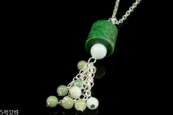 花青翡翠吊墜價(jià)格 顏色水種都有影響 花青翡翠吊墜價(jià)格 顏色水種都有影響