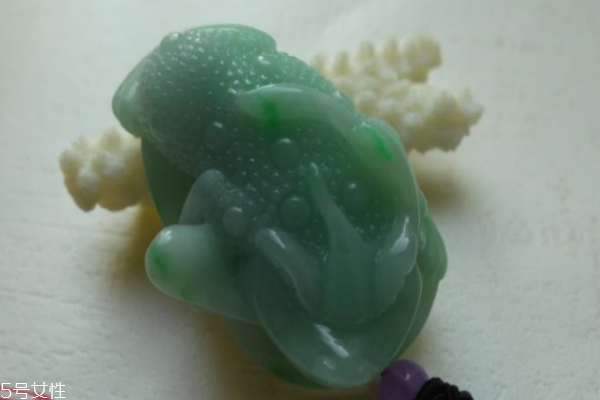 翡翠金蟾吊墜的寓意 寓意都很美好 翡翠金蟾吊墜的寓意 寓意都很美好
