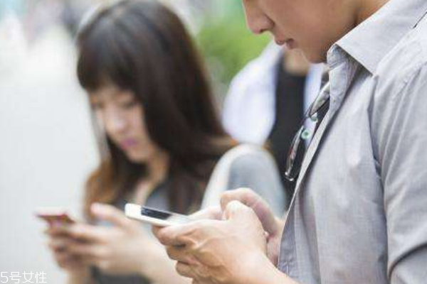 玩手機皮膚差怎樣改善 3招拯救手機控 玩手機皮膚差怎樣改善 3招拯救手機控