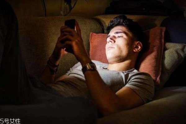 玩手機皮膚差怎樣改善 3招拯救手機控 玩手機皮膚差怎樣改善 3招拯救手機控