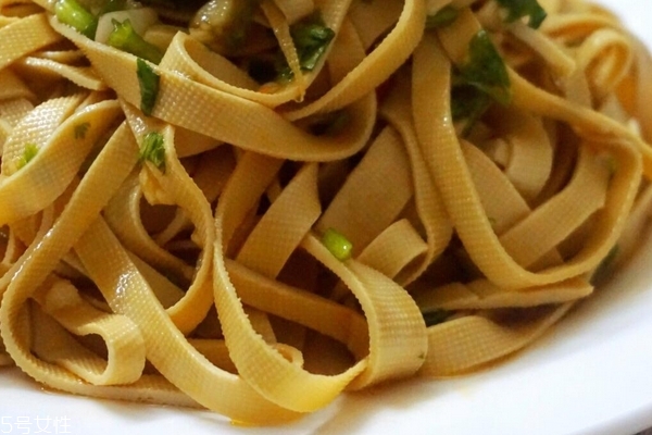 千張為什么要焯水 是這個(gè)原因 千張為什么要焯水 是這個(gè)原因