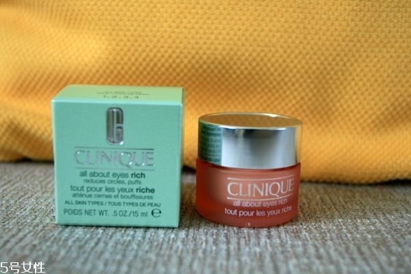 眼霜與眼部精華的區(qū)別 不同年齡眼部保養(yǎng)攻略 眼霜與眼部精華的區(qū)別 不同年齡眼部保養(yǎng)攻略