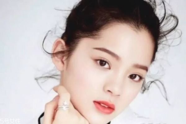 簡單裸妝淡妝怎么畫 裸妝眼影的畫法 簡單裸妝淡妝怎么畫 裸妝眼影的畫法