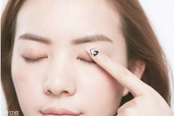 簡單裸妝淡妝怎么畫 裸妝眼影的畫法 簡單裸妝淡妝怎么畫 裸妝眼影的畫法