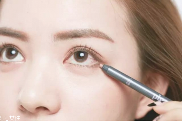 簡單裸妝淡妝怎么畫 裸妝眼影的畫法 簡單裸妝淡妝怎么畫 裸妝眼影的畫法