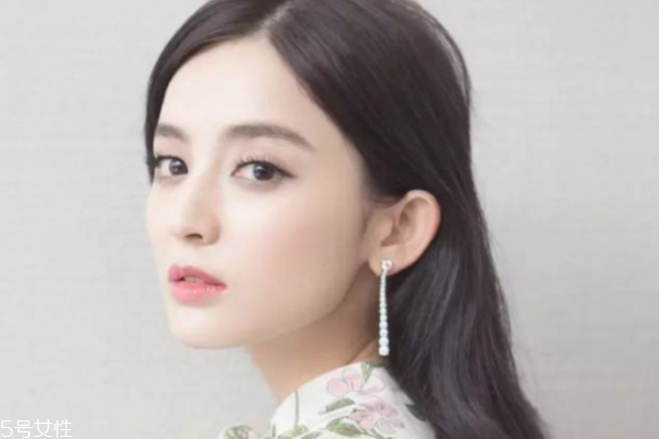 簡單裸妝淡妝怎么畫 裸妝眼影的畫法 簡單裸妝淡妝怎么畫 裸妝眼影的畫法