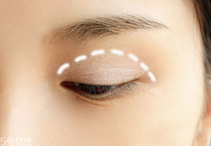 簡單裸妝淡妝怎么畫 裸妝眼影的畫法 簡單裸妝淡妝怎么畫 裸妝眼影的畫法