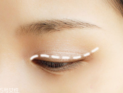 簡單裸妝淡妝怎么畫 裸妝眼影的畫法 簡單裸妝淡妝怎么畫 裸妝眼影的畫法