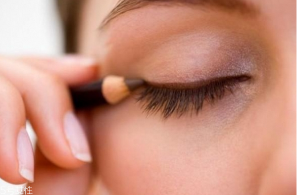 簡單裸妝淡妝怎么畫 裸妝眼影的畫法 簡單裸妝淡妝怎么畫 裸妝眼影的畫法