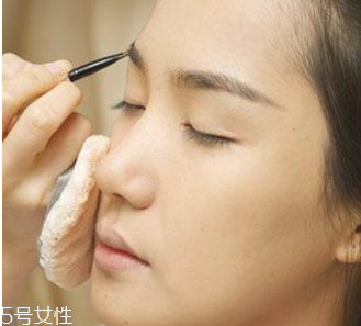 簡單裸妝淡妝怎么畫 裸妝眼影的畫法 簡單裸妝淡妝怎么畫 裸妝眼影的畫法