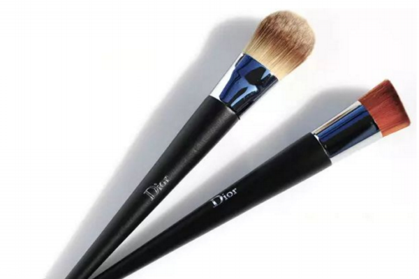 粉底刷怎么用沒(méi)有刷痕 平頭粉底刷使用注意事項(xiàng) 粉底刷怎么用沒(méi)有刷痕 平頭粉底刷使用注意事項(xiàng)