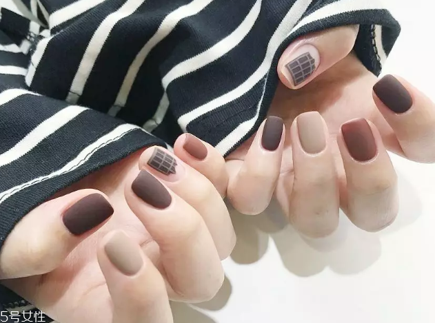百搭棕色美甲圖片 這幾款非常襯膚色 百搭棕色美甲圖片 這幾款非常襯膚色