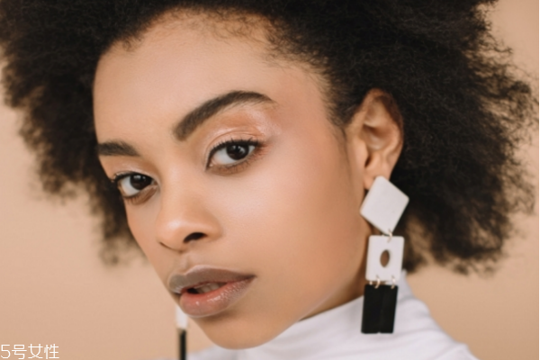 粉餅可以用彩妝蛋嗎 用刷子好還是美妝蛋好 粉餅可以用彩妝蛋嗎 用刷子好還是美妝蛋好