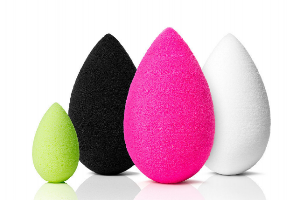 粉餅可以用彩妝蛋嗎 用刷子好還是美妝蛋好 粉餅可以用彩妝蛋嗎 用刷子好還是美妝蛋好