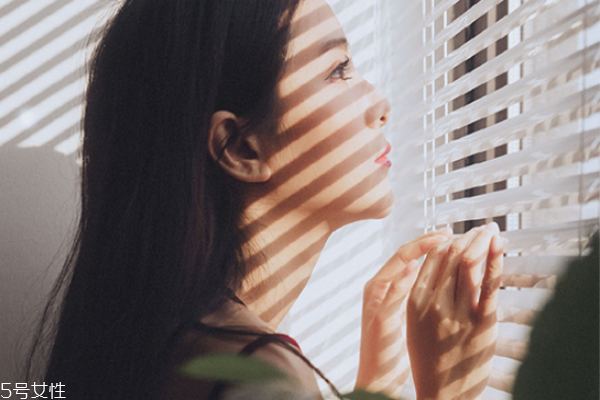 粉餅可以用彩妝蛋嗎 用刷子好還是美妝蛋好 粉餅可以用彩妝蛋嗎 用刷子好還是美妝蛋好