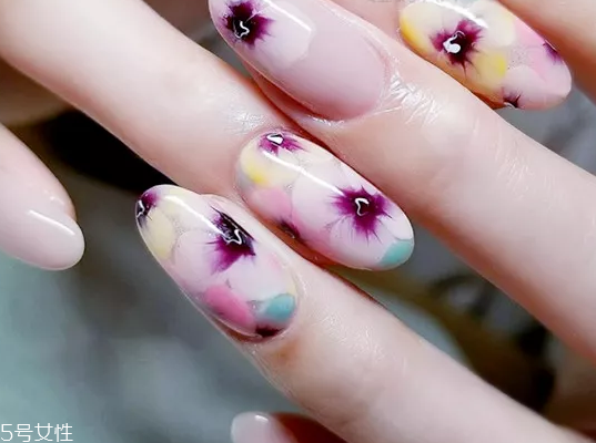 高人氣暈染美甲圖片 這幾款讓你的氣質(zhì)暴增 高人氣暈染美甲圖片 這幾款讓你的氣質(zhì)暴增