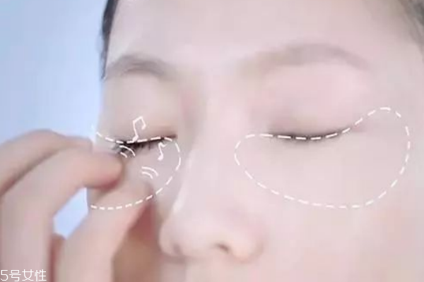 眼膜怎么貼 學(xué)會(huì)這些眼部重回年輕狀態(tài) 眼膜怎么貼 學(xué)會(huì)這些眼部重回年輕狀態(tài)