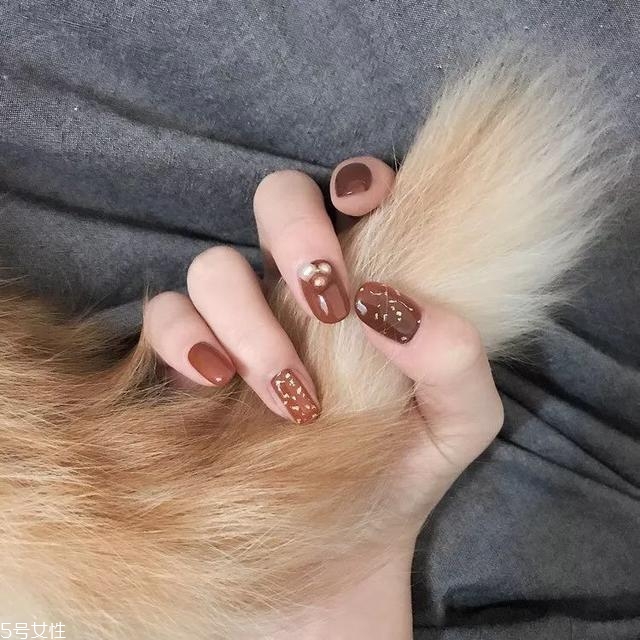 高冷氣質(zhì)美甲顏色有哪些 這幾款讓指尖更亮眼 高冷氣質(zhì)美甲顏色有哪些 這幾款讓指尖更亮眼