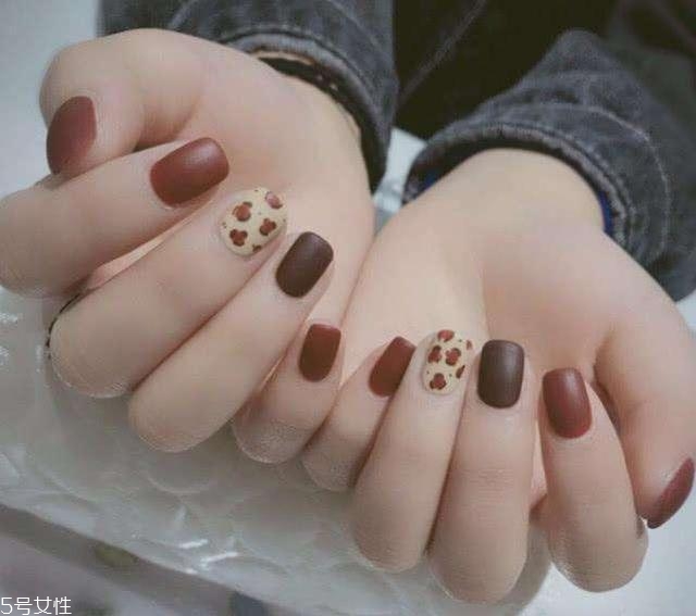 顯手白豹紋美甲圖片 這幾款簡單干凈又洋氣 顯手白豹紋美甲圖片 這幾款簡單干凈又洋氣