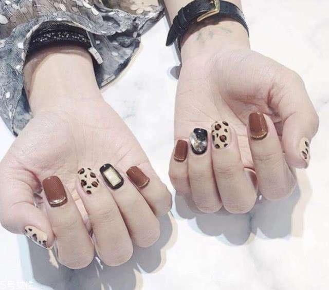 顯手白豹紋美甲圖片 這幾款簡單干凈又洋氣 顯手白豹紋美甲圖片 這幾款簡單干凈又洋氣