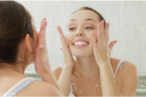 鹽水洗臉放多少鹽 鹽水洗臉的比例 鹽水洗臉放多少鹽 鹽水洗臉的比例