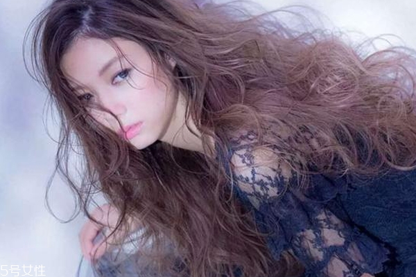 燙發(fā)后怎么吹頭發(fā) 2種吹法各有優(yōu)點(diǎn) 燙發(fā)后怎么吹頭發(fā) 2種吹法各有優(yōu)點(diǎn)