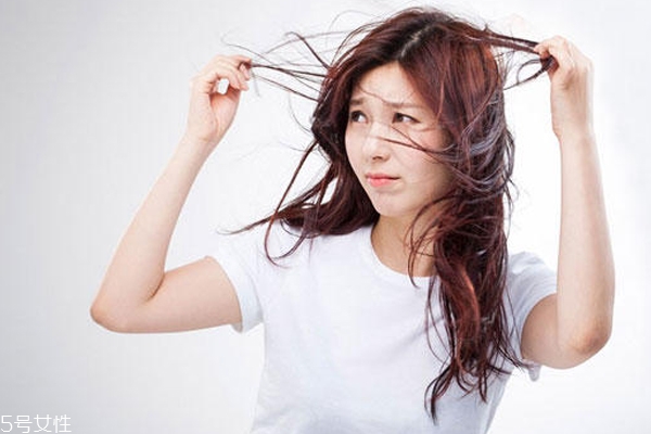 燙發(fā)后怎么吹頭發(fā) 2種吹法各有優(yōu)點(diǎn) 燙發(fā)后怎么吹頭發(fā) 2種吹法各有優(yōu)點(diǎn)