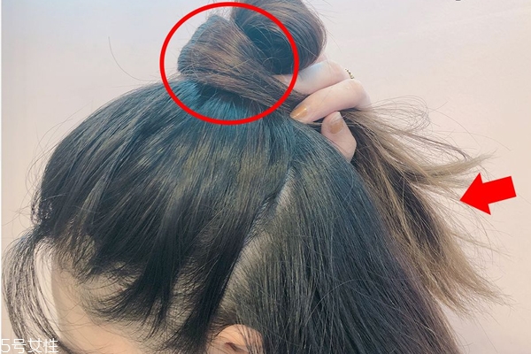 發(fā)量少怎么扎丸子頭 4步打造圓潤后腦勺 發(fā)量少怎么扎丸子頭 4步打造圓潤后腦勺
