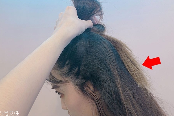 發(fā)量少怎么扎丸子頭 4步打造圓潤后腦勺 發(fā)量少怎么扎丸子頭 4步打造圓潤后腦勺
