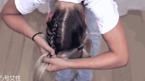 發(fā)量少怎么扎丸子頭 4步打造圓潤后腦勺 發(fā)量少怎么扎丸子頭 4步打造圓潤后腦勺