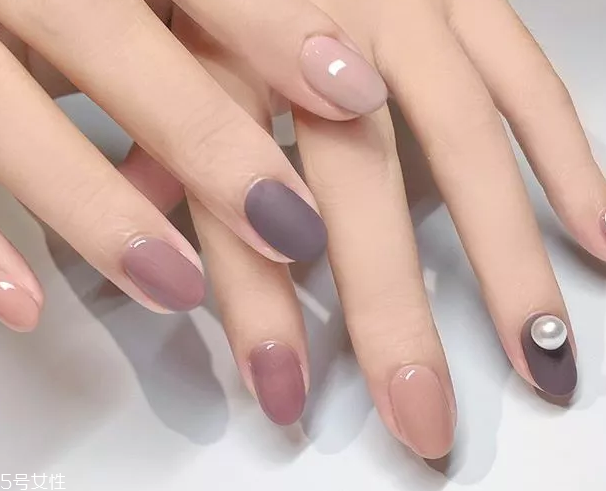 高級(jí)莫蘭迪色美甲圖片 這幾款盡顯低調(diào)淡雅氣質(zhì) 高級(jí)莫蘭迪色美甲圖片 這幾款盡顯低調(diào)淡雅氣質(zhì)