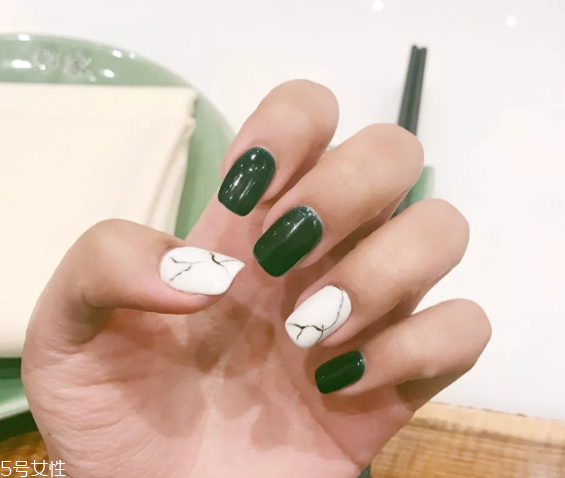 時(shí)尚綠色美甲圖片 這幾款非常抓人眼球 時(shí)尚綠色美甲圖片 這幾款非常抓人眼球
