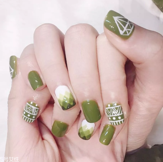 時(shí)尚綠色美甲圖片 這幾款非常抓人眼球 時(shí)尚綠色美甲圖片 這幾款非常抓人眼球