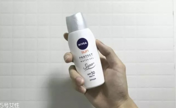 油痘皮適合的護膚品 油痘肌秋冬護膚品推薦 油痘皮適合的護膚品 油痘肌秋冬護膚品推薦