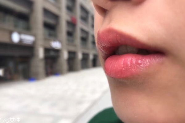 ysl圓管30試色 ysl圓管30號素顏上嘴圖 ysl圓管30試色 ysl圓管30號素顏上嘴圖