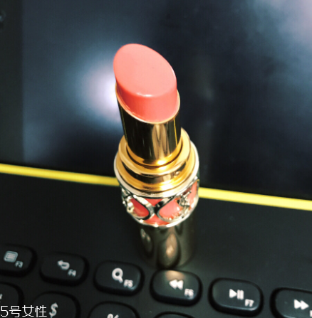 ysl圓管30試色 ysl圓管30號素顏上嘴圖 ysl圓管30試色 ysl圓管30號素顏上嘴圖