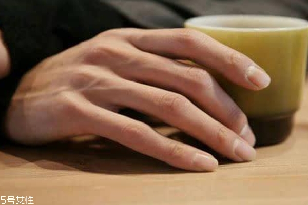 冬天手很粗糙怎么辦 學(xué)會(huì)4招保持滑嫩 冬天手很粗糙怎么辦 學(xué)會(huì)4招保持滑嫩