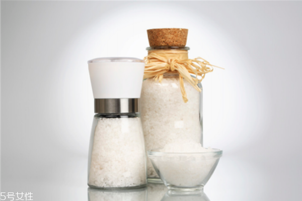 鹽水洗臉是用食用鹽嗎 用淡鹽水洗臉的小妙招 鹽水洗臉是用食用鹽嗎 用淡鹽水洗臉的小妙招