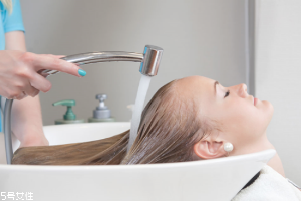 浴鹽可以洗頭嗎 用鹽洗頭發(fā)有什么好處 浴鹽可以洗頭嗎 用鹽洗頭發(fā)有什么好處