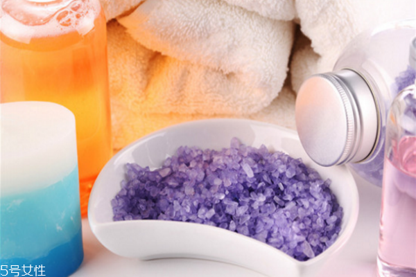 浴鹽可以泡澡嗎 浴鹽泡澡的正確使用方法 浴鹽可以泡澡嗎 浴鹽泡澡的正確使用方法