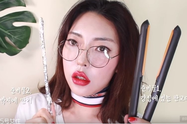 泫雅嬉皮卷發(fā)型教程 韓式嬉皮卷發(fā)型怎么弄 泫雅嬉皮卷發(fā)型教程 韓式嬉皮卷發(fā)型怎么弄