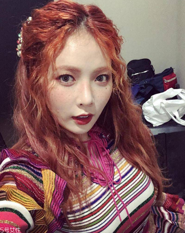 泫雅嬉皮卷發(fā)型教程 韓式嬉皮卷發(fā)型怎么弄 泫雅嬉皮卷發(fā)型教程 韓式嬉皮卷發(fā)型怎么弄