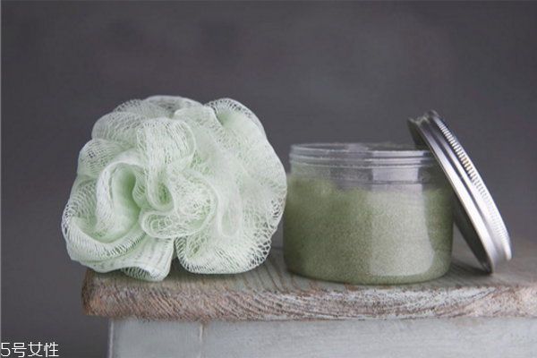 浴鹽可以去背上痘痘嗎 教你怎么用浴鹽去角質(zhì) 浴鹽可以去背上痘痘嗎 教你怎么用浴鹽去角質(zhì)