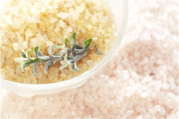 浴鹽可以去背上痘痘嗎 教你怎么用浴鹽去角質(zhì) 浴鹽可以去背上痘痘嗎 教你怎么用浴鹽去角質(zhì)