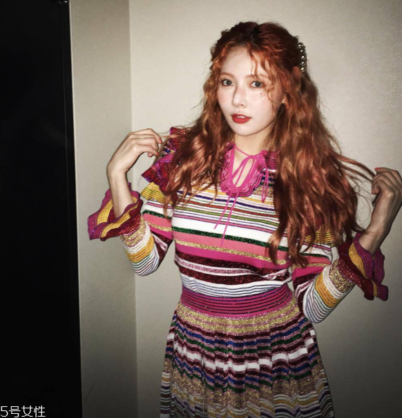 泫雅嬉皮卷發(fā)型教程 韓式嬉皮卷發(fā)型怎么弄 泫雅嬉皮卷發(fā)型教程 韓式嬉皮卷發(fā)型怎么弄