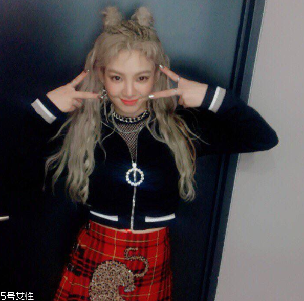 泫雅嬉皮卷發(fā)型教程 韓式嬉皮卷發(fā)型怎么弄 泫雅嬉皮卷發(fā)型教程 韓式嬉皮卷發(fā)型怎么弄