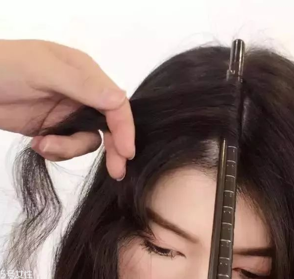 泫雅嬉皮卷發(fā)型教程 韓式嬉皮卷發(fā)型怎么弄 泫雅嬉皮卷發(fā)型教程 韓式嬉皮卷發(fā)型怎么弄