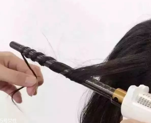 泫雅嬉皮卷發(fā)型教程 韓式嬉皮卷發(fā)型怎么弄 泫雅嬉皮卷發(fā)型教程 韓式嬉皮卷發(fā)型怎么弄