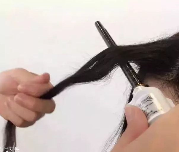 泫雅嬉皮卷發(fā)型教程 韓式嬉皮卷發(fā)型怎么弄 泫雅嬉皮卷發(fā)型教程 韓式嬉皮卷發(fā)型怎么弄